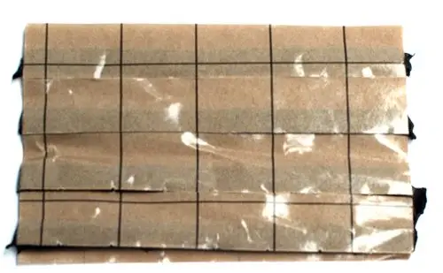 Braunes Verpackungsmaterial mit maschinell eingezogenen Linien und Falten, das zur Abdichtung von Sensoranschlüssen in Daikin-Systemen verwendet wird.
